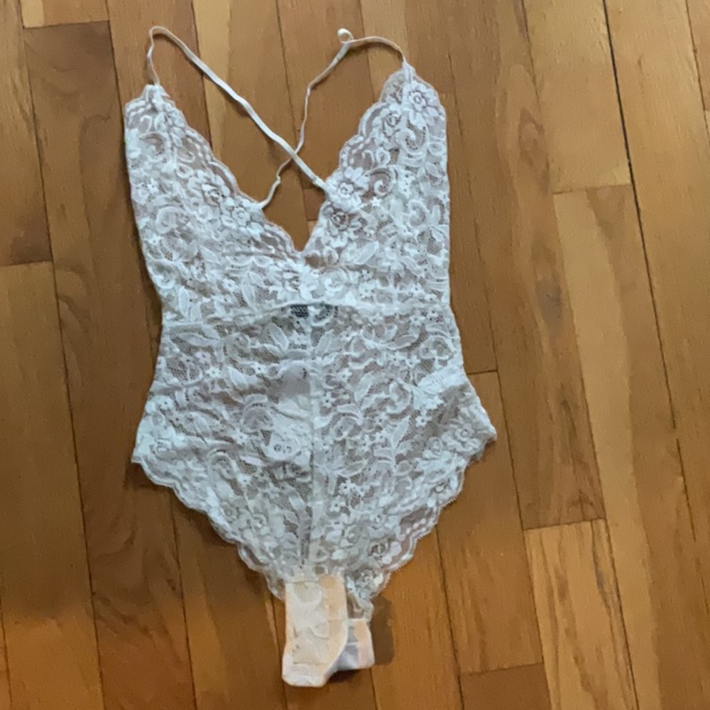 Boohoo lace bodysuit white Size 4